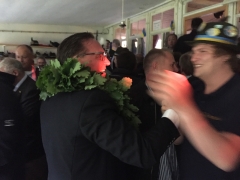 Der Vogel ist unten. Michael Bohnes jubelt.